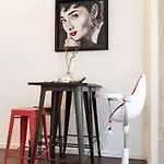 - Your Avant-garde Getaway Apartman